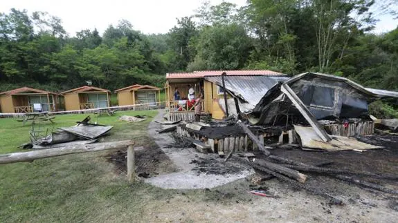 El bungaló quedó totalmente destrozado tras el fuego.
