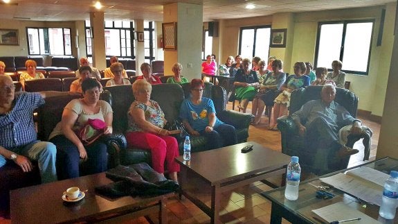 Un momento de la junta de socios celebrada en el casino anteayer en la que se debatió la situación. 