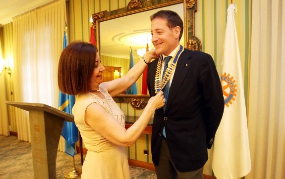 Eduardo Quesada recibe el collar de Teresa González. 