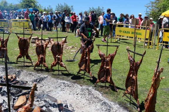 Un trabajador de un asador tuesta los corderos antes de servir la carne. 