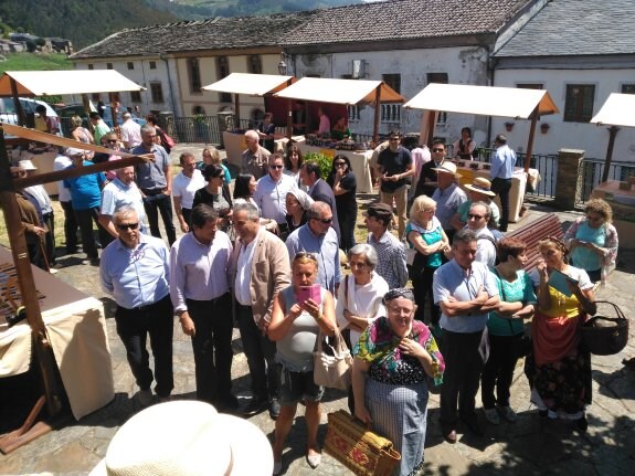 El presidente del Principado (segundo por la izquierda), con alcaldes de la comarca Oscos-Eo y vecinos del pueblo en el Mercado Artesanal de Taramundi. 