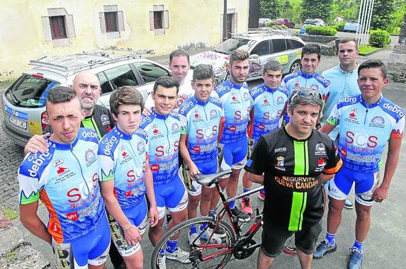 El equipo del club ciclista Santi Pérez Mirador del Nalón presentado la semana pasada. 