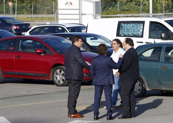 El presidente azul, con responsables de Procoin y Santagadea, durante su visita en octubre al centro ecuestre. 