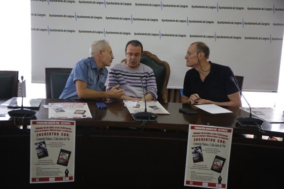 Ángel de la Calle, el escritor Javier Cellino y el regidor langreano, Jesús Sánchez, durante la presentación de los actos que se celebrarán en colaboración con la Semana Negra de Gijón. 