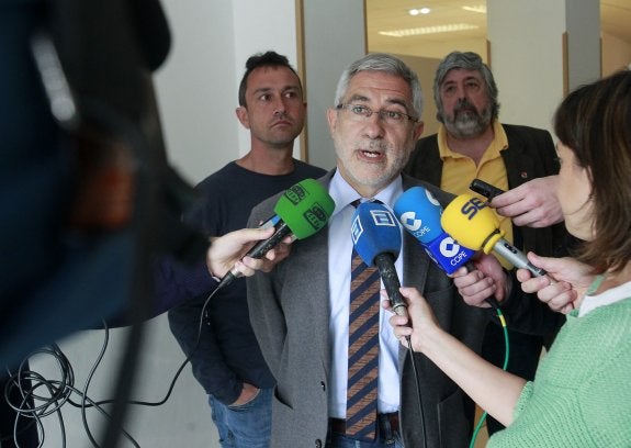 Gaspar Llamazares atiende a los medios ante Ovidio Zapico y Juan Carlos Lora. 