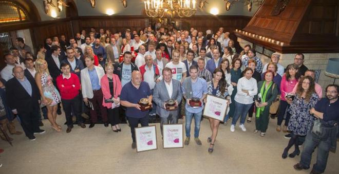 Los tres premiados con las Calderetas de Don Calixto, Ramón Celorio, Martín Berasategui y Adrián San Julián, junto a su socia, Iratxe Miranda, acompañados por los invitados en el Palacio de la Riega. 