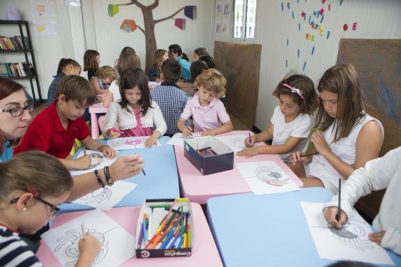 Participantes en el taller de arañas y murciélagos organizado ayer en la biblioplaya de Poniente. 