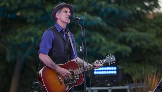 Mikel Erentxun inauguró los Íntimos del Botánico 2016. 