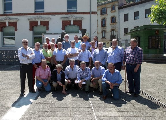 Los aprendices de la generación de 1966 posan junto la escultura que les rinde homenaje en la plazoleta de Trubia, ayer al mediodía. 