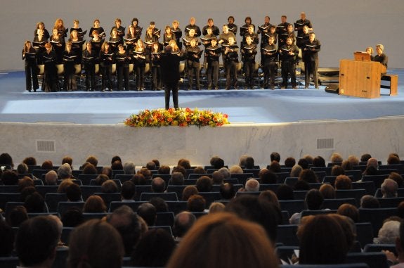 El Coro de la Ópera de Oviedo durante una actuación en el Palacio de Congresos Ciudad de Oviedo. 