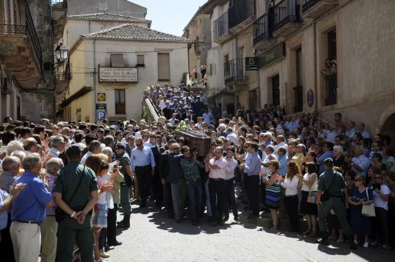 Vecinos, amigos y compañeros de profesión acompañaron a la familia del torero fallecido. 