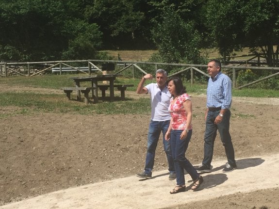 El alcalde de Sobrescobio muestra a la consejera la adecuación del área recreativa de El Valláu. 