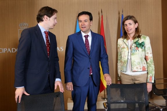Francisco Delgado, Francisco Blanco y Eva Pando, ayer, en el Palacio Conde de Toreno. 