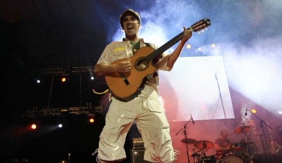 Manu Chao negocia un concierto con la SOF en un nuevo escenario que se instalará en el aparcamiento de Los Prados. 