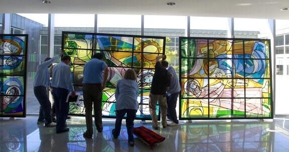 Un momento de la instalación de las vidrieras en el vestíbulo del edificio de hospitalización. 