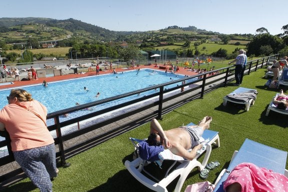 Socios del Grupo, reestrenando ayer por la tarde la piscina de la finca La Torre, que incorpora una nueva zona de solárium. 