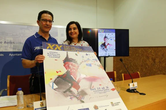 Juan Casas y Yolanda Alonso sostienen el cartel del festival, obra de Samuel Armas. 