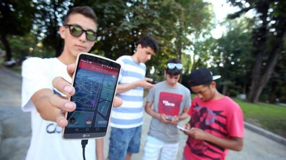 El furor por Pokémon Go se hace notar en las calles de Asturias, donde ya se organizan batidas para capturar nuevos ejemplares de estas criaturas virtuales.