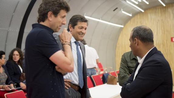 Jesús Gutiérrez, Javier Fernández y Fernándo Lastra, en un momento de la reunión.  