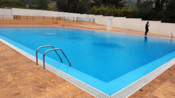 La piscina vacía, ayer, tras su cierre. La Policía Local vigiló las instalaciones de Riaño.