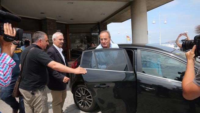 Agustín de Luis sube al vehículo que lo traslada a la penitenciaría. 