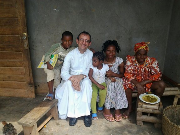 Nicolás Prieto junto a Lilianne, sus hijos Armando y Eli y la abuela de la familia Nké, en un poblado de Camerún. 