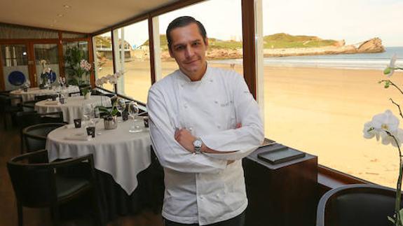 Isaac Loya, en su restaurante de Salinas con la playa siempre presente. 