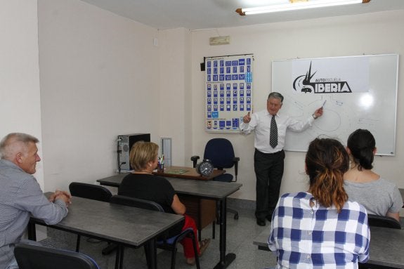 José Fernández explica cómo se circula en una rotonda a los alumnos. 