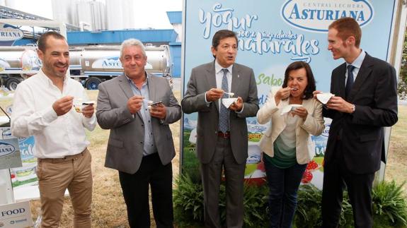 El presidente ha estado acompañado por la Consejera de Desarrollo Rural y Recursos Naturales, María Jesús Álvarez, así como por el Presidente de CLAS, Bertino Velasco, el director general de Capsa, José Armando Tellado y otros miembros del Consejo de Administración y del Comité de Dirección de la compañía, además de por la Junta Rectora de Central Lechera Asturiana SAT