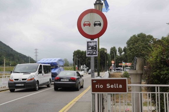 Ruido de bocinas para reclamar el arreglo del puente de Arriondas