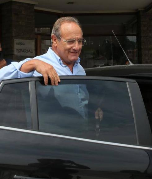 Agustín de Luis subiéndose al coche el pasado jueves, 21 de julio, para ir a Villabona.