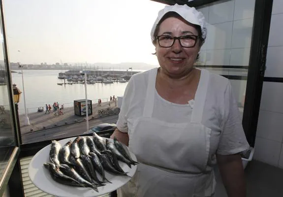 Rosi Cristóbal lleva más de cuarenta años cocinando sardinas en El Planeta. 