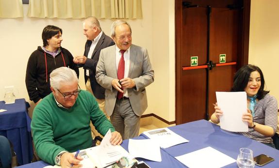 El alcalde, en el centro de la imagen, en la última reunión. 