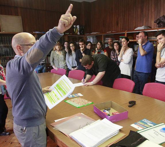 Sorteo de temas y organización antes de comenzar el examen en un tribunal de Oviedo, el día de las pruebas. 