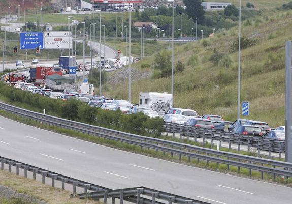Retenciones en la A-8, en dirección Santander, el pasado martes. 