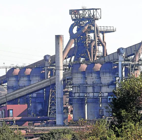 Los altos hornos de la factoría de ArcelorMittal en Gijón. 