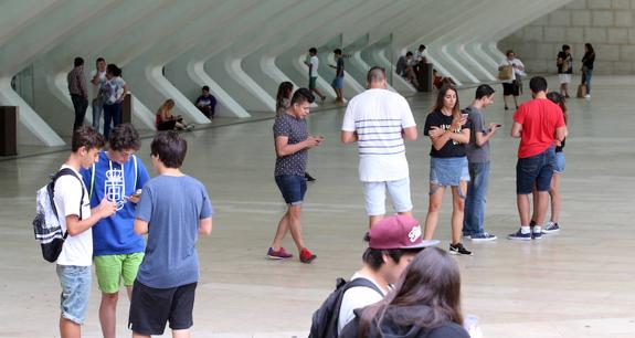 A la entrada del Calatrava se congregaron varios grupos para cazar a los pokémon. 