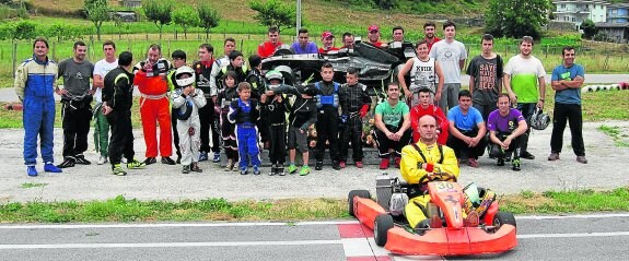 Los participantes posan junto a la estatua en memoria de Toño Fernández da Silva en el circuito de Cibuyo. 