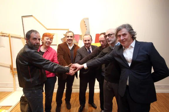 Los protagonistas de la muestras 'Vetas', con el viceconsejero de Cultura del Principado, Vicente Domínguez, en una de las últimas muestras de la Sala de Exposiciones Sabadell Herrero. 