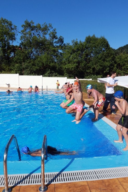 Usuarios en la piscina municipal de Riaño. 