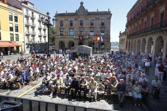 Público asistente a la entrega de premios celebrada en la plaza Mayor. 
