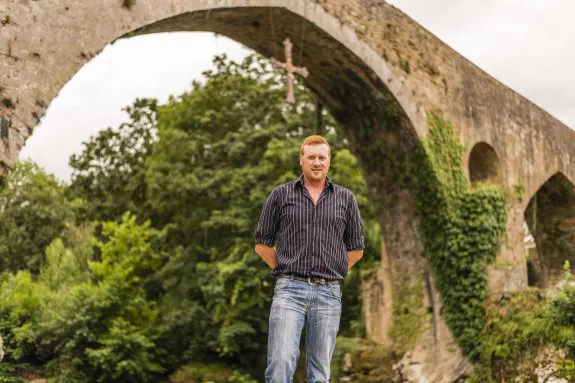 Isaac Sierra Longo junto al puente romano de Cangas de Onís. 