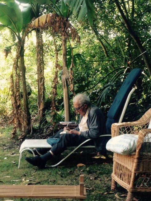 La última foto del filósofo, en el jardín de su vivienda de Niembro, retratado por uno de sus nietos.