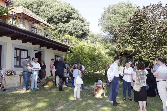 Familiares y amigos despidieron ayer al filósofo en su casa de Niembro. :: FOTOS: NEL ACEBAL