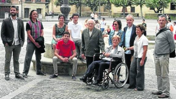 Bueno, con su mujer, hijos y nietos en Santo Domingo de La Calzada, el día que cumplió 90 años.