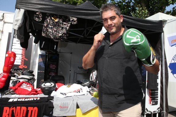 Mario Cuerdo, con un guante de boxeo. :: ARIENZA