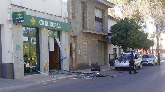 Estado en que quedó la fachada de la sucursal bancaria asaltada. 