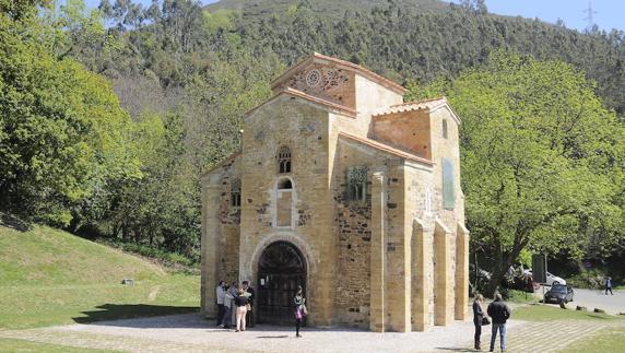 Iglesia de San Miguel de Lillo, del siglo IX, en el Naranco