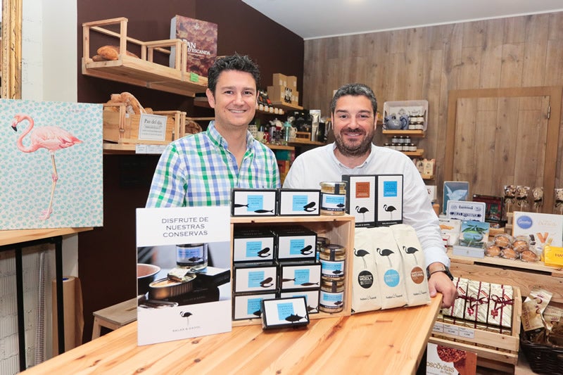 Andrés y Pedro Salas, en su tienda de Viesques