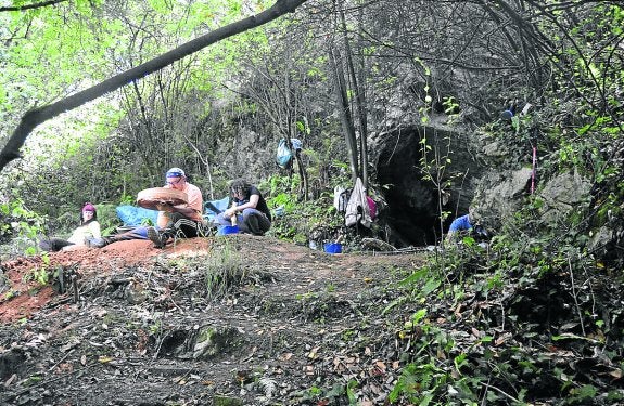 Parte del equipo de David Álvarez a la entrada de la Cueva del Olivo, donde realizan las excavaciones. 